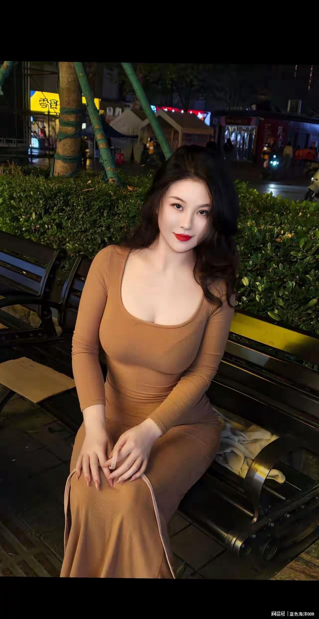 99贵宾会平台-夜景中的美女，身材真好